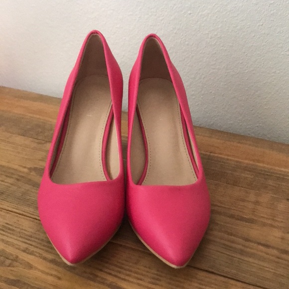 Hot Pink Pointed Toe Heel Pumps! Like NEW! - Picture 2 of 8